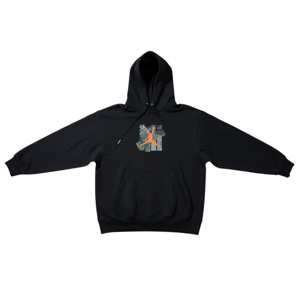 Felpa nera Jordan x Undefeated con cappuccio e logo a contrasto camouflage e arancione. Cotone pesante.