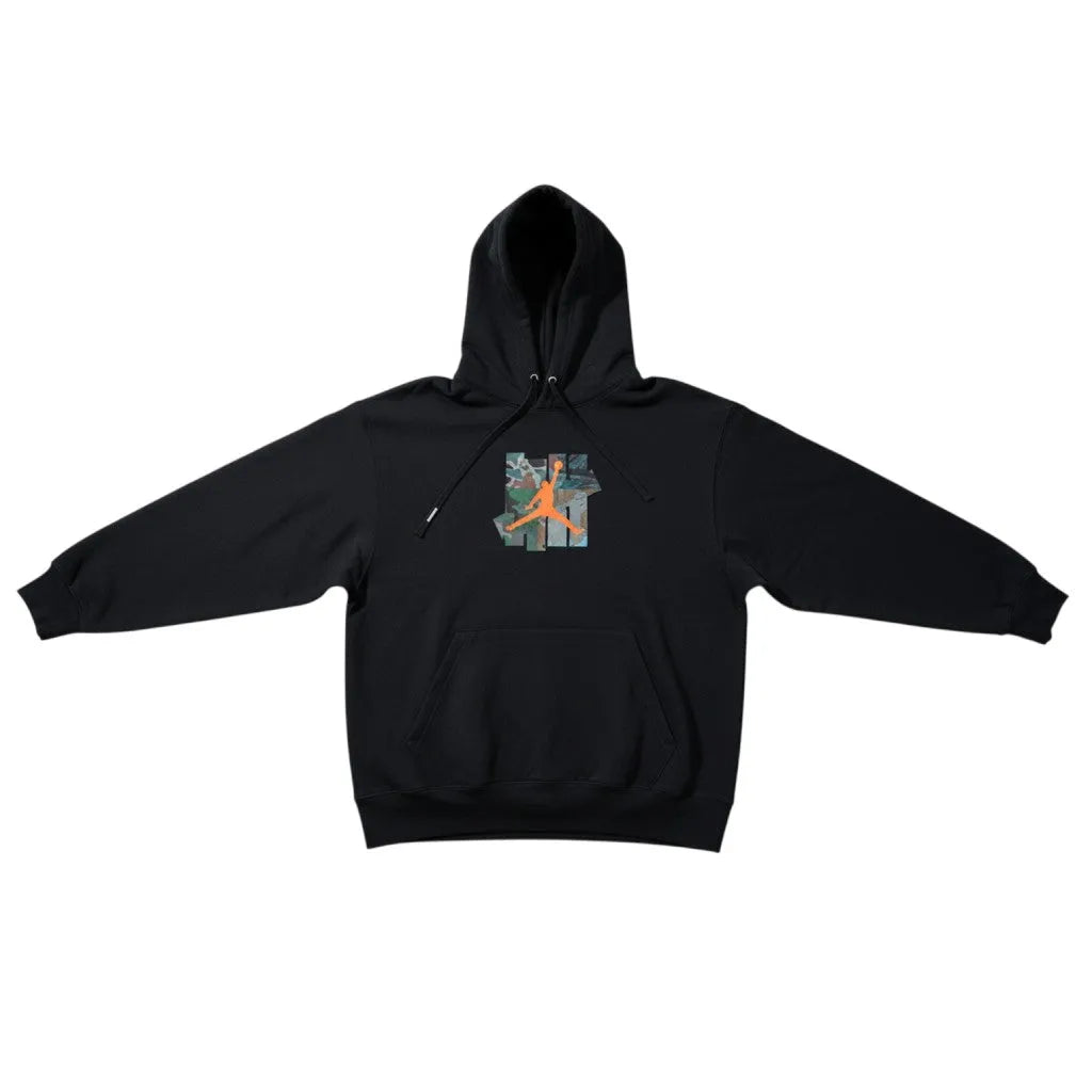Felpa nera Jordan x Undefeated con cappuccio e logo a contrasto camouflage e arancione. Cotone pesante.