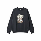Felpa girocollo nera Uniqlo x KAWS Holiday con grafica Companion. Cotone morbido, vestibilità comoda.