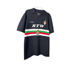 Urban Cult: Maglia nera a maniche corte Corteiz Serie A in maglia fine, con strisce verdi, bianche e rosse e logo RTW.