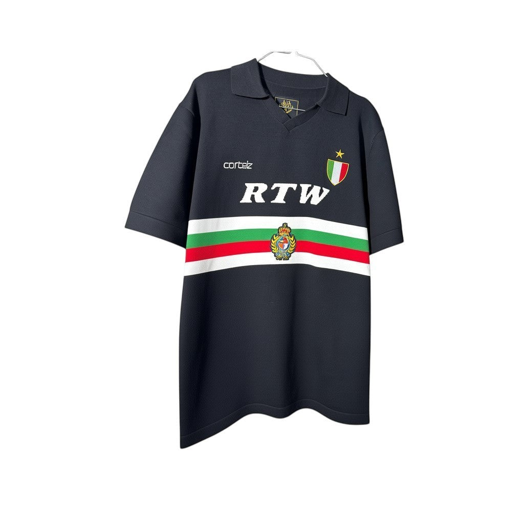 Urban Cult: Maglia nera a maniche corte Corteiz Serie A in maglia fine, con strisce verdi, bianche e rosse e logo RTW.