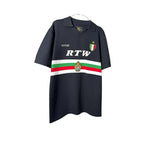 Urban Cult: Maglia nera a maniche corte Corteiz Serie A in maglia fine, con strisce verdi, bianche e rosse e logo RTW.