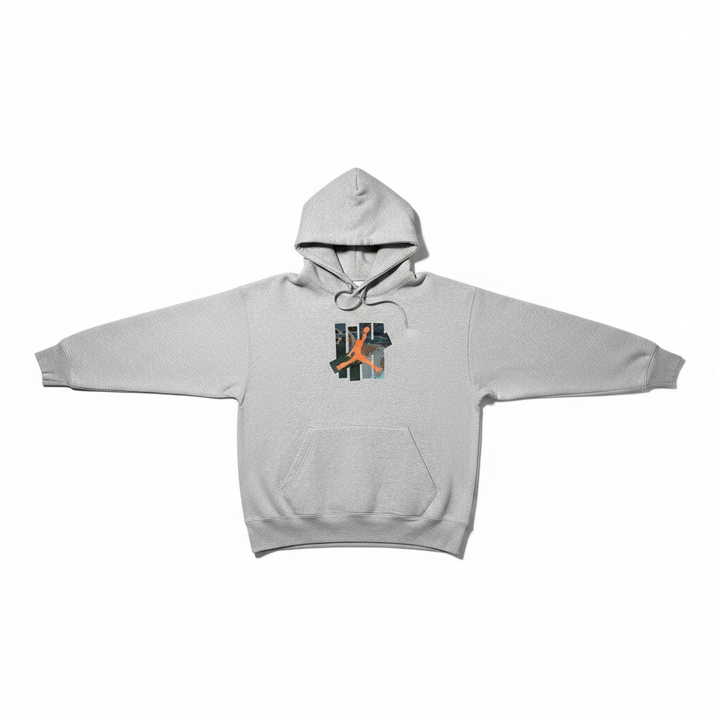 Urban Cult Felpa Jordan x Undefeated Grigia con cappuccio in cotone, taglia S, con logo grafico sul petto.
