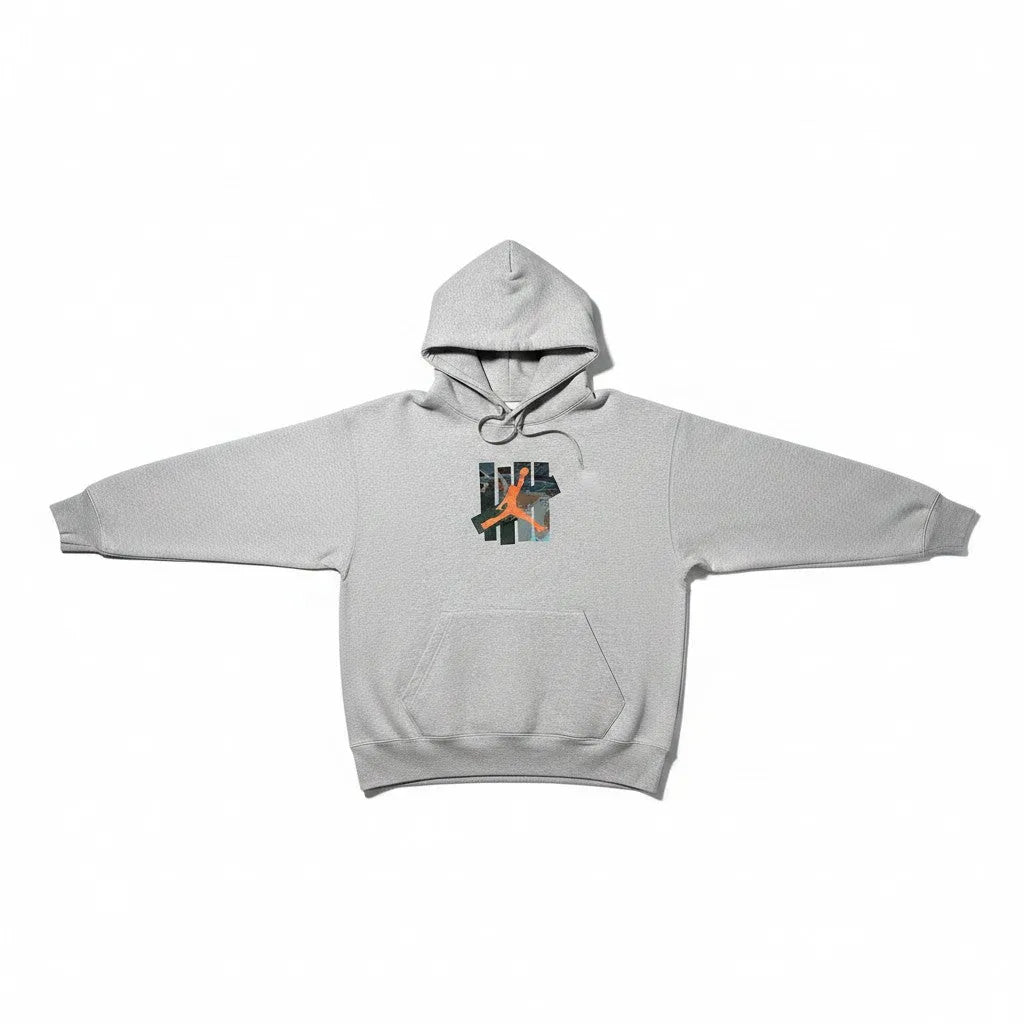Urban Cult Felpa Jordan x Undefeated Grigia con cappuccio in cotone, taglia S, con logo grafico sul petto.