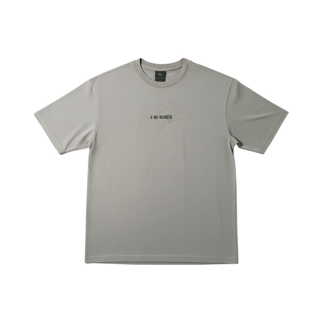 Urban Cult T-shirt Jordan x A Ma Maniére Desert Moss, cotone pesante, taglio boxy, firma ricamata sul petto.