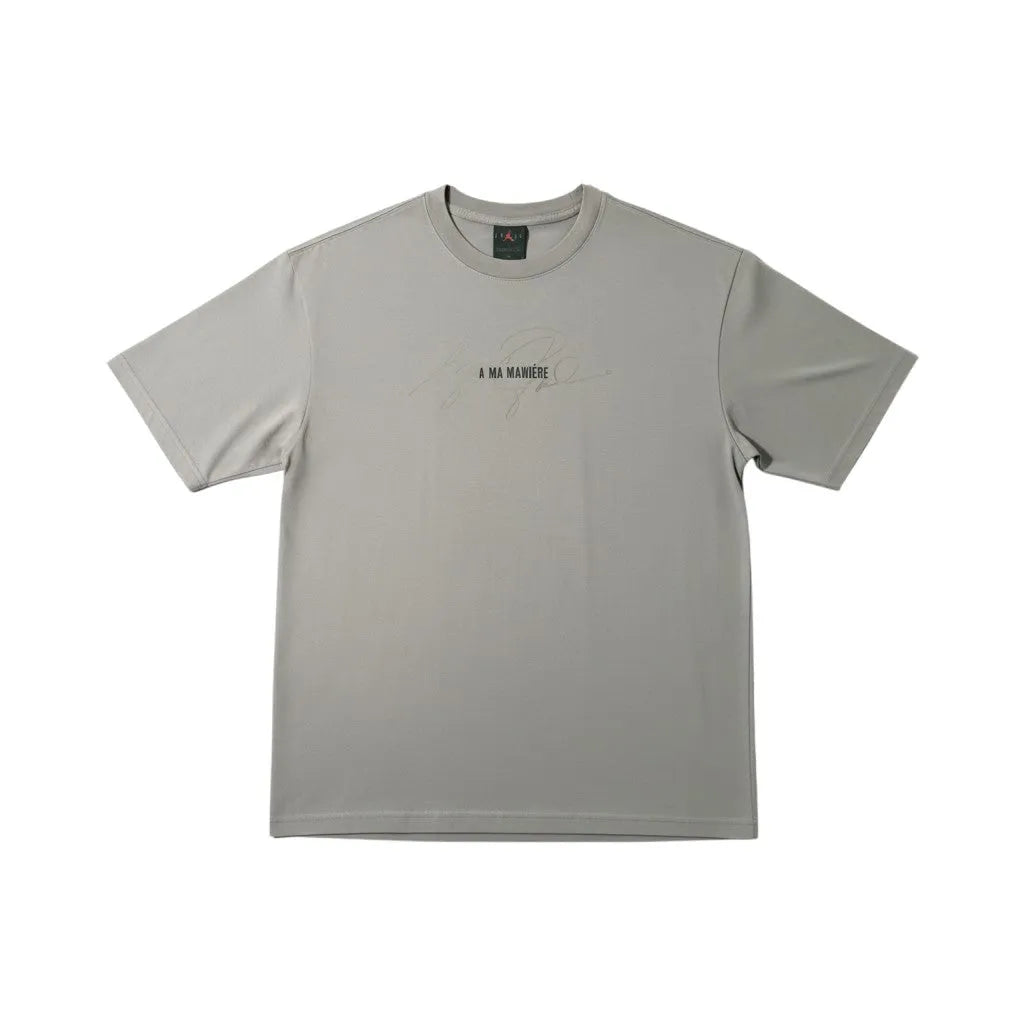 Urban Cult T-shirt Jordan x A Ma Maniére Desert Moss, cotone pesante, taglio boxy, firma ricamata sul petto.