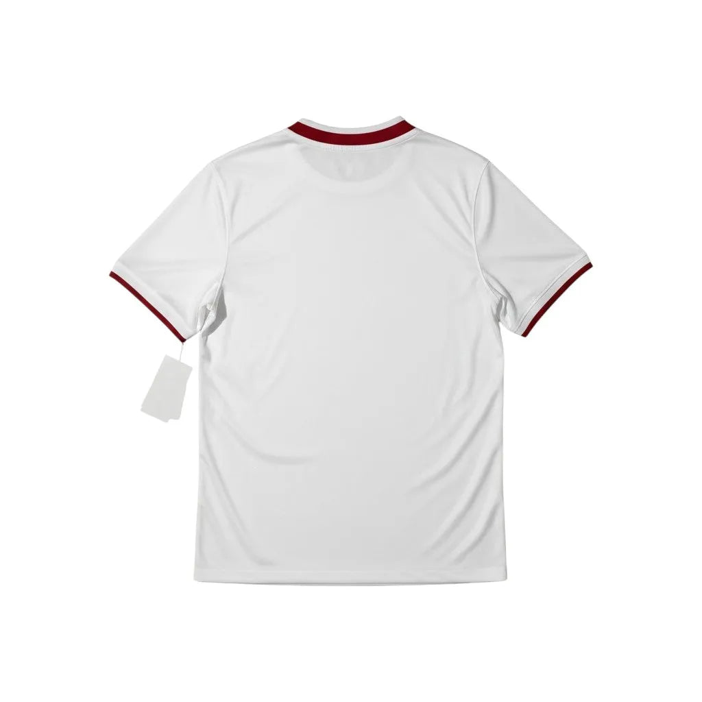 Urban Cult Maglia Ufficiale Home Polonia 2020/2021 bianca con bordi rossi sulle maniche e colletto.