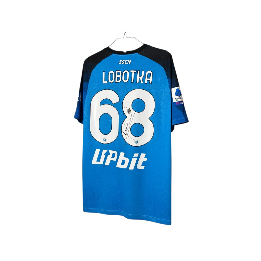 Urban Cult autografata maglia Napoli 2022/23 Lobotka #68, blu, con sponsor UPbit e patch Serie A TIM.
