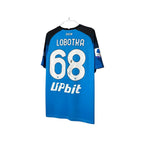 Urban Cult autografata maglia Napoli 2022/23 Lobotka #68, blu, con sponsor UPbit e patch Serie A TIM.