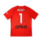 Urban Cult autografata maglia da portiere Napoli 2024/25 Meret #1 Edizione Rossa. Maglia da calcio rossa con nome e numero del giocatore, sponsor e firma autografa.