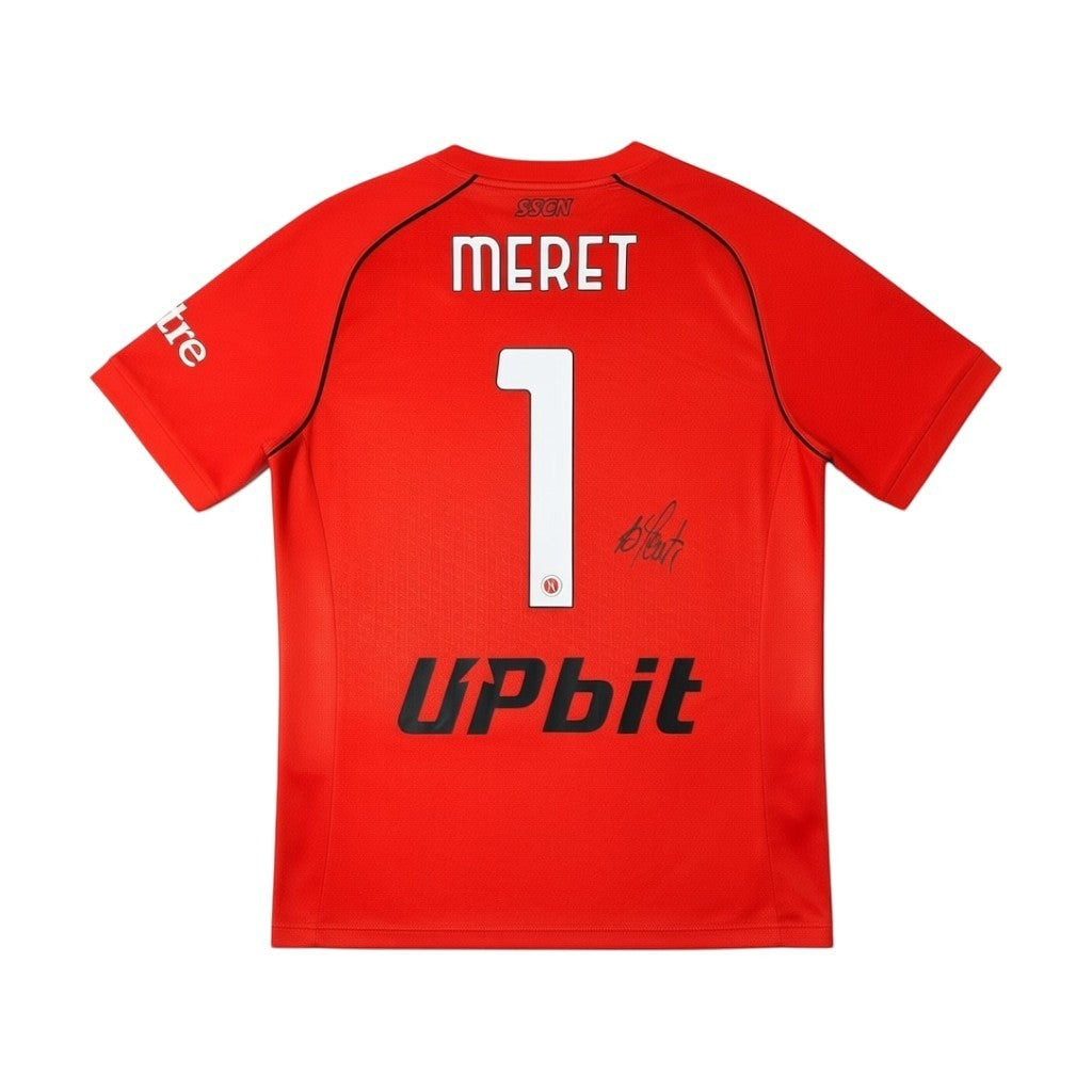 Urban Cult autografata maglia da portiere Napoli 2024/25 Meret #1 Edizione Rossa. Maglia da calcio rossa con nome e numero del giocatore, sponsor e firma autografa.