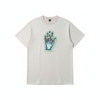 Urban Cult T-shirt Patta 'Healing Hands' Pink, cotone pesante con grafica mano scheletrica con anelli dorati e aura verde neon.