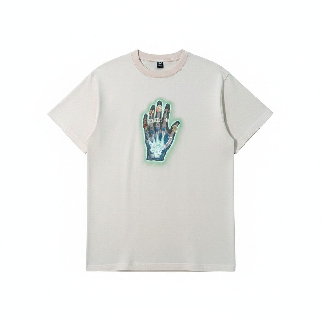 Urban Cult T-shirt Patta 'Healing Hands' Pink, cotone pesante con grafica mano scheletrica con anelli dorati e aura verde neon.