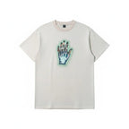 Urban Cult T-shirt Patta 'Healing Hands' Pink, cotone pesante con grafica mano scheletrica con anelli dorati e aura verde neon.
