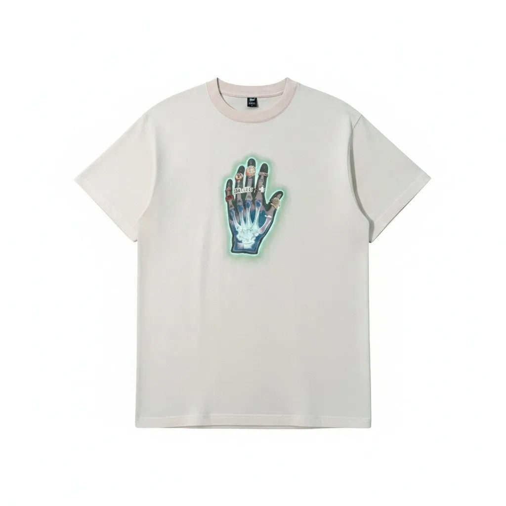 Urban Cult T-shirt Patta 'Healing Hands' Pink, cotone pesante con grafica mano scheletrica con anelli dorati e aura verde neon.