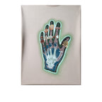 Urban Cult T-shirt Patta 'Healing Hands' rosa pastello in cotone pesante con grafica di una mano scheletrica con anelli dorati e aura verde neon.
