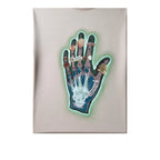 Urban Cult T-shirt Patta 'Healing Hands' rosa pastello in cotone pesante con grafica di una mano scheletrica con anelli dorati e aura verde neon.