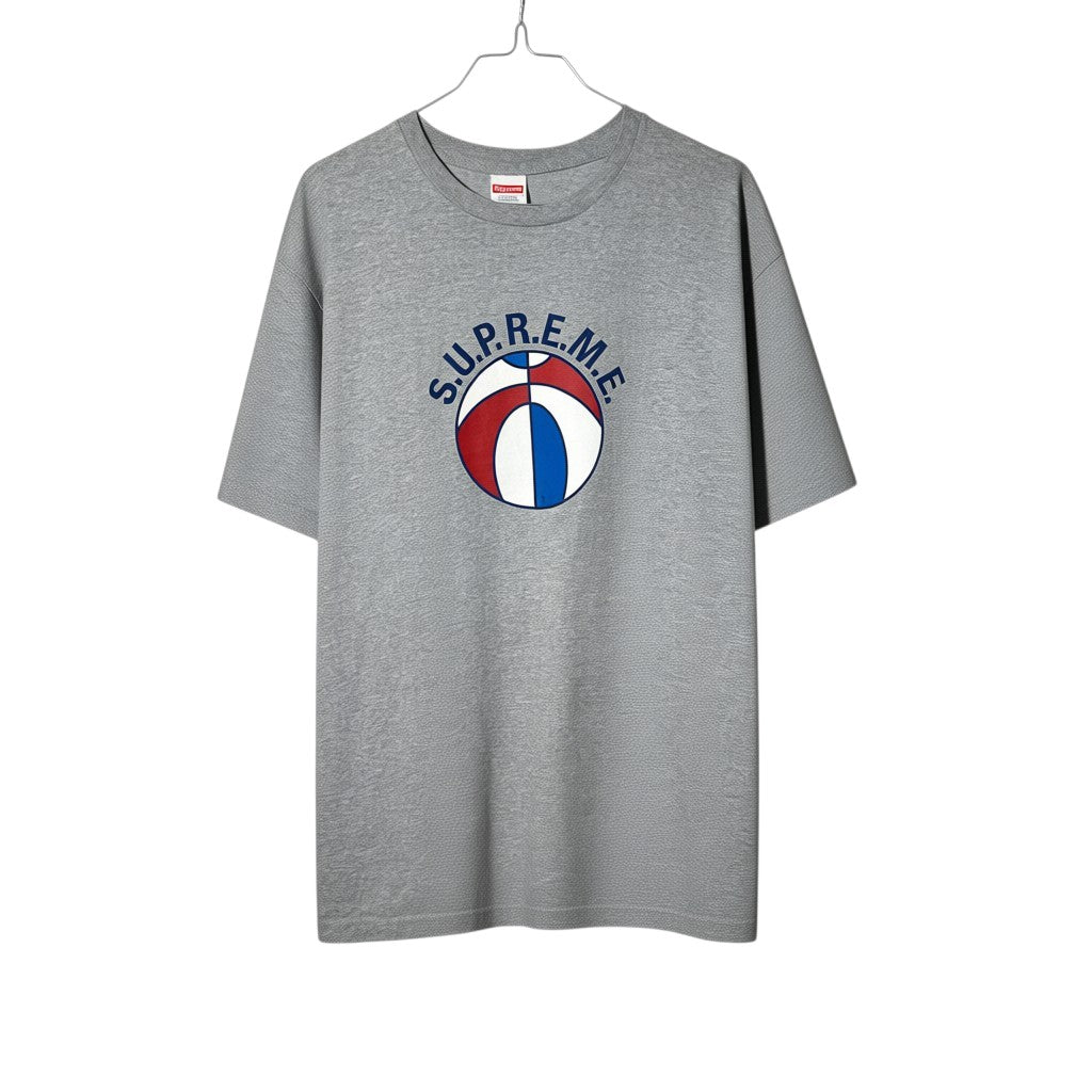 Urban Cult Supreme League Ball T-shirt Grigia in cotone, taglia M, con stampa grafica centrale a tema sportivo.
