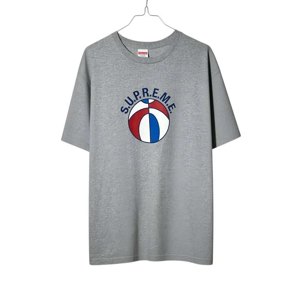 Urban Cult Supreme League Ball T-shirt Grigia in cotone, taglia M, con stampa grafica centrale a tema sportivo.