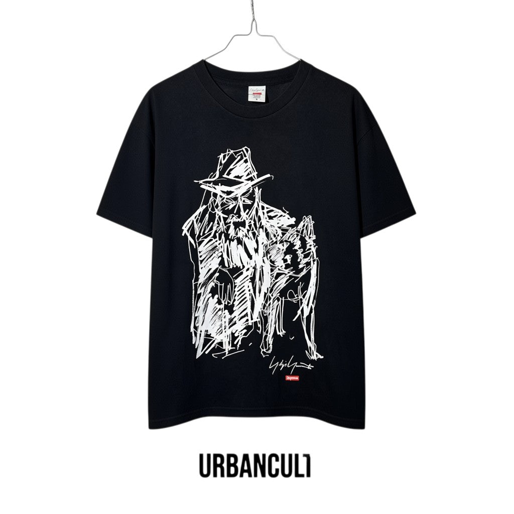 Urban Cult Supreme x Yohji Yamamoto Scribble Portrait T-shirt nera in cotone, stampa grafica di Mr. Yamamoto.