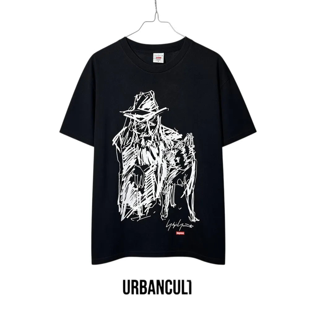 Urban Cult Supreme x Yohji Yamamoto Scribble Portrait T-shirt nera in cotone, stampa grafica di Mr. Yamamoto.