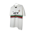 Urban Cult maglia knit bianca Corteiz Serie A con dettagli a righe rosse, verdi e grigie e stemma sul petto.