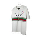 Urban Cult maglia knit bianca Corteiz Serie A con dettagli a righe rosse, verdi e grigie e stemma sul petto.
