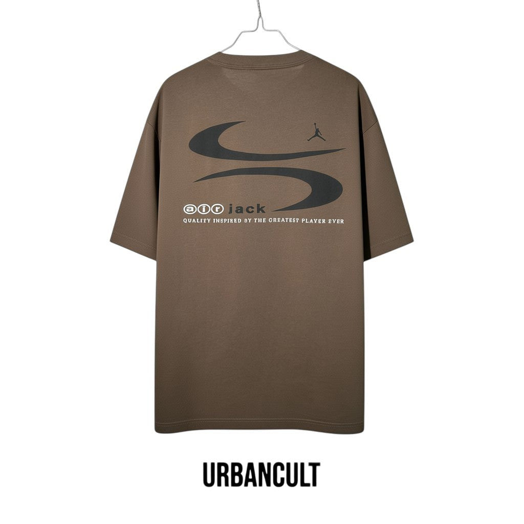 Urban Cult T-Shirt Jordan x Travis Scott Air Tee marrone in cotone con logo Cactus Jack e Jumpman sul retro.