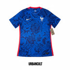 Urban Cult Maglia Ufficiale Home Francia 2021/2022 blu cobalto con dettagli rossi e stemma FFF. Design con colletto a contrasto.