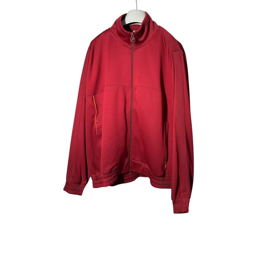 Urban Cult Giacca Sportiva Nike x Martine Rose Rosso Scuro in tessuto tecnico, taglia M, con zip frontale e colletto alto.