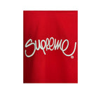 Felpa Supreme Raised Handstyle rossa in cotone con ricamo bianco sul petto e cappuccio.