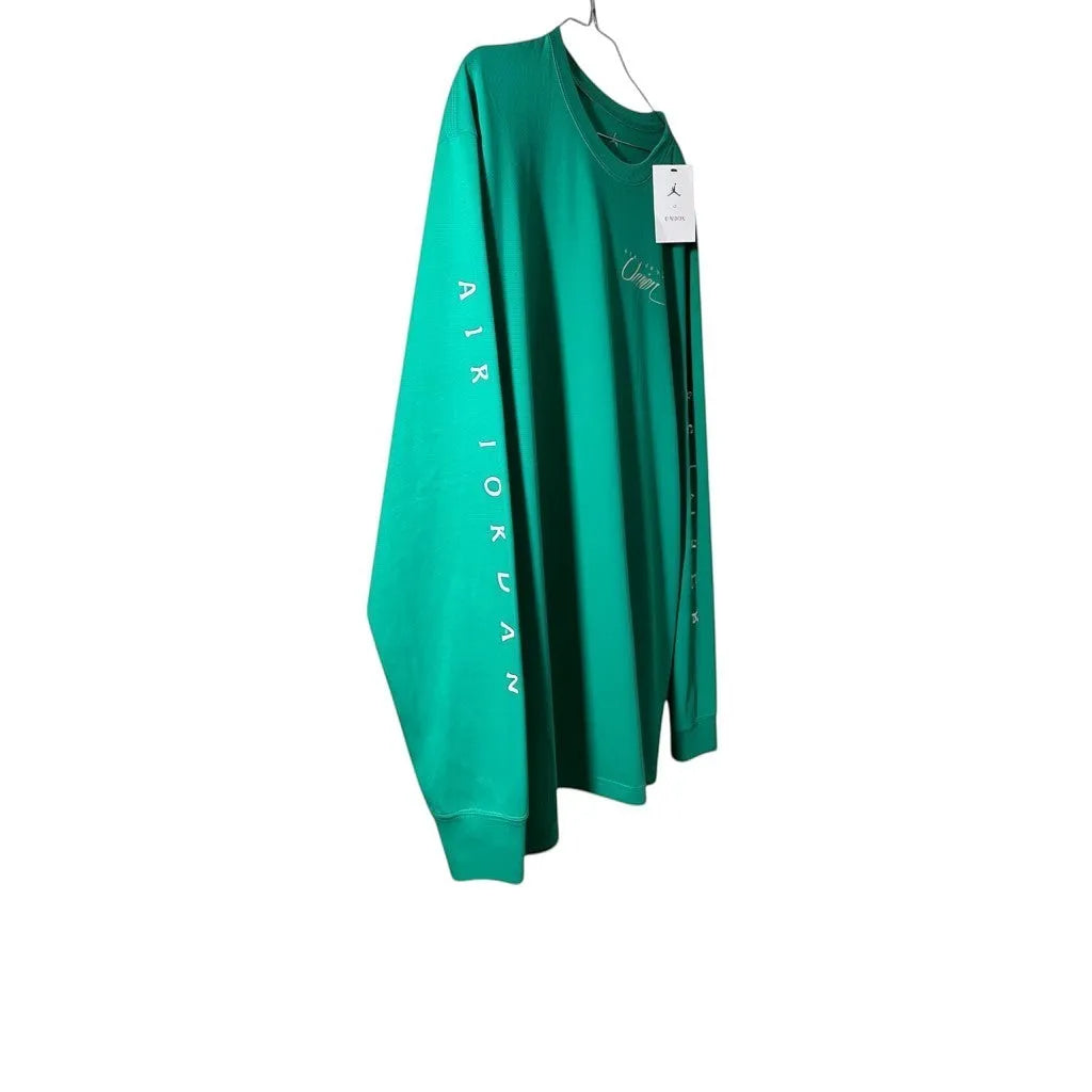 Urban Cult T-Shirt Jordan x Union LA manica lunga verde cinetico in cotone con logo bianco sul petto e scritta Air Jordan sulla manica.